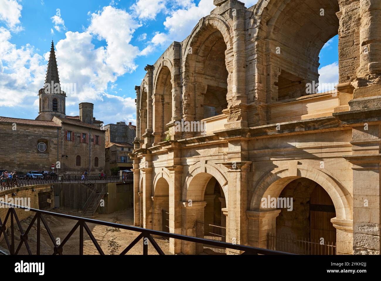 Römisches Amphitheater Arles, Bouches-du-Rhone, Provence, Frankreich, vom Rond-Point des Arenes aus gesehen. Stockfoto