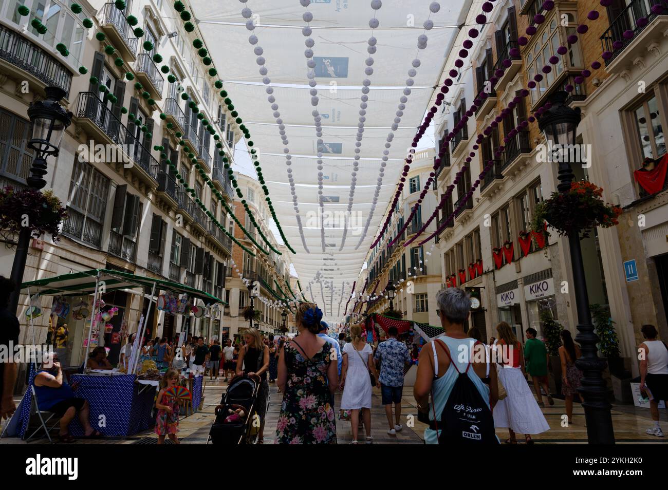 Festliche Dekorationen säumen die Calle Larios während der August-Messe Stockfoto