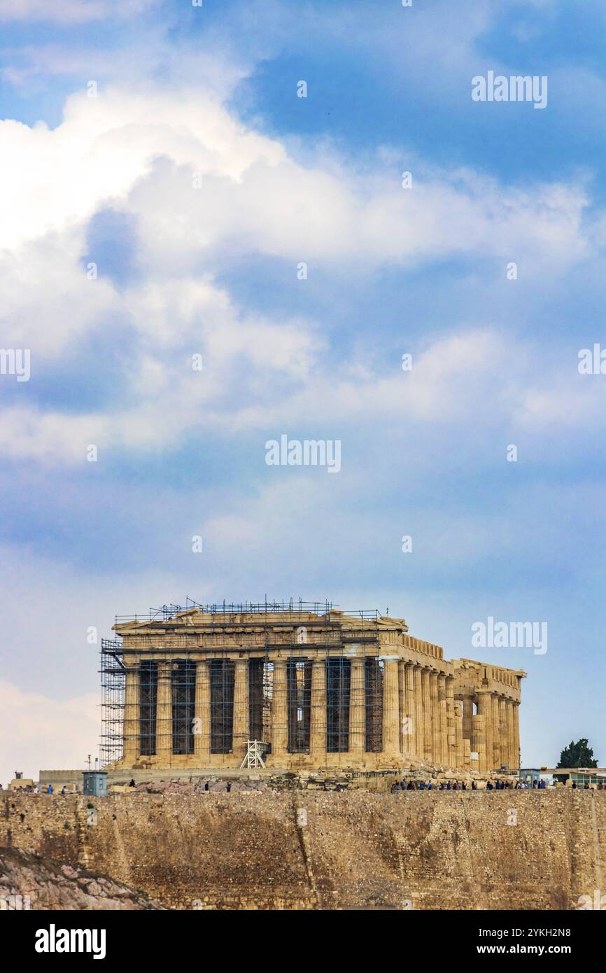 Akropolis von Athen auf einem Hügel mit erstaunlichen und wunderschönen Ruinen Parthenon und blauem bewölktem Himmel in Griechenlands Hauptstadt Athen in Griechenland Stockfoto