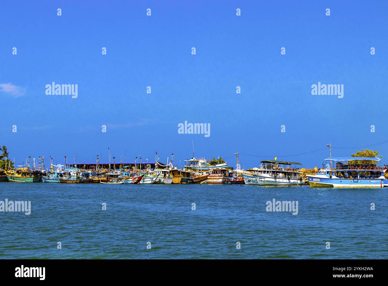 Mirissa Beach Südprovinz Sri Lanka 19. März 2018 Mirissa Fisheries Harbor mit Bootsbooten Schifffahrt Katamaran zu Blauwal Tour am Mirissa Beach Stockfoto