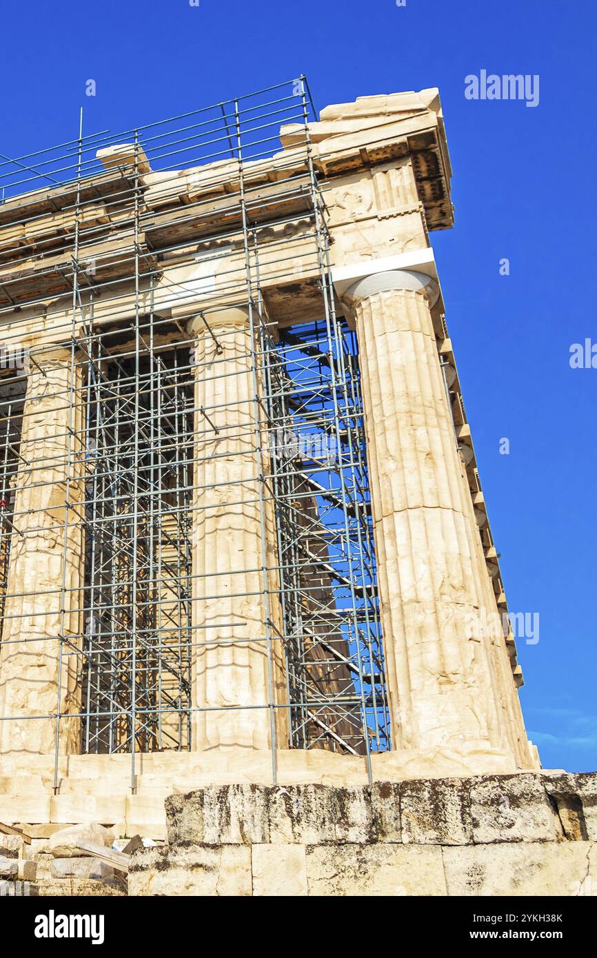 Akropolis von Athen mit erstaunlichen und wunderschönen Ruinen Parthenon und blauem Himmel in Griechenlands Hauptstadt Athen in Griechenland Stockfoto