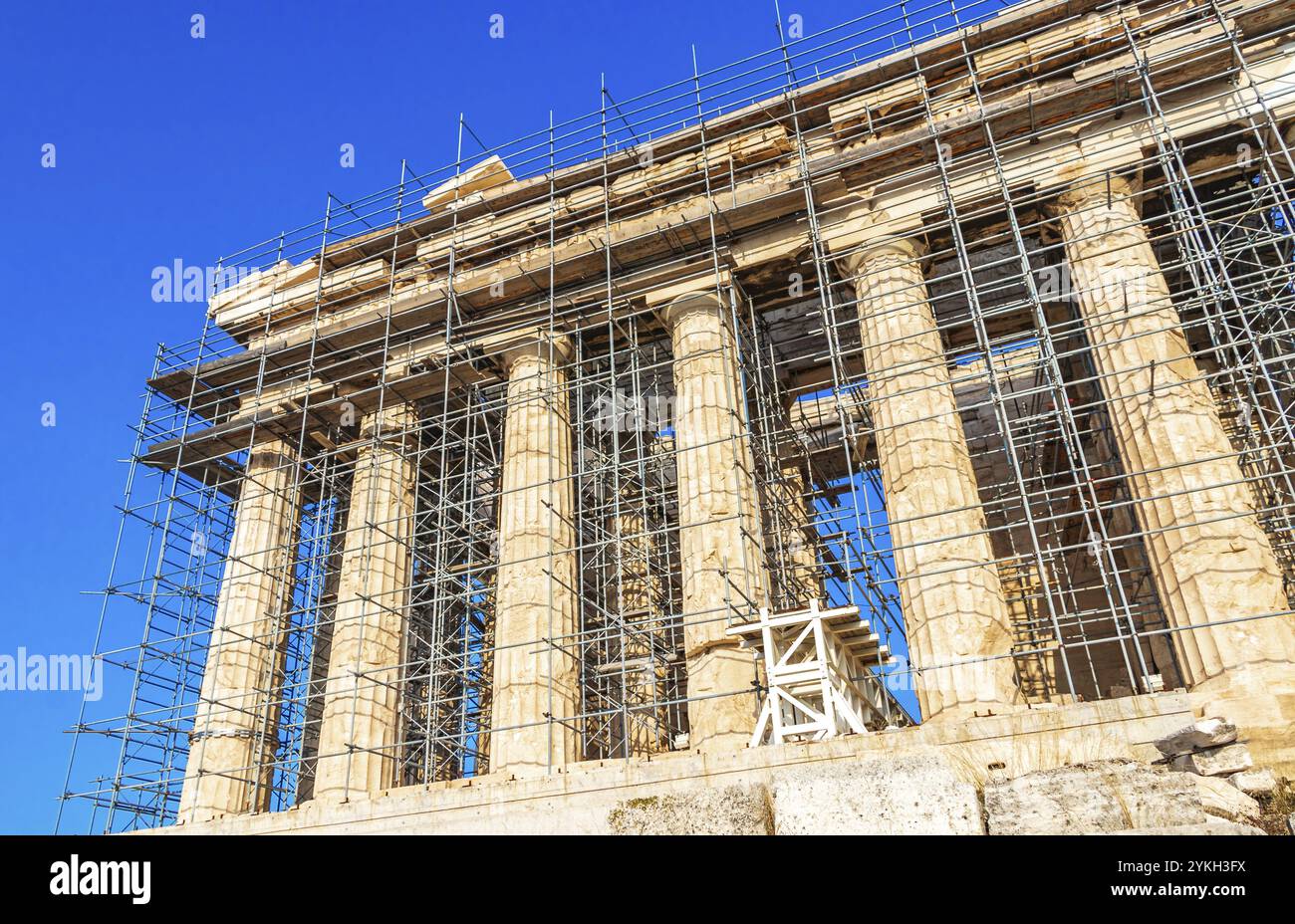 Akropolis von Athen mit erstaunlichen und wunderschönen Ruinen Parthenon und blauem Himmel in Griechenlands Hauptstadt Athen in Griechenland Stockfoto