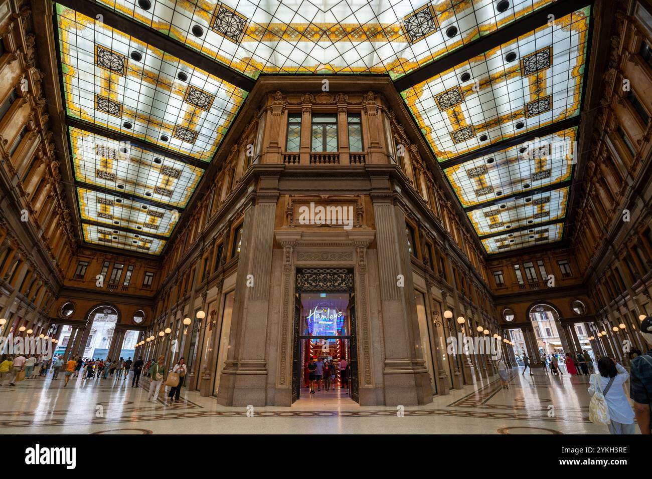 Rom, Italien - 29. Mai 2024: Galleria Alberto Sordi in Rom. Galleria Colonna Shopping Arcade in der Via del Corso in Rom. Stockfoto