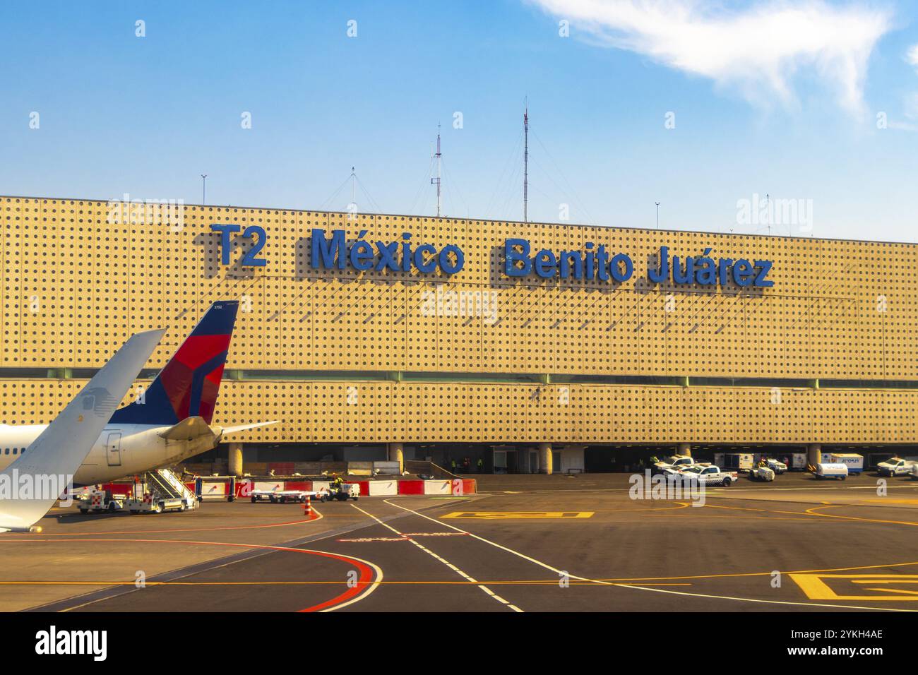 Flugzeuge auf dem Flughafengebäude und der Landebahn Aeropuerto Internacional Benito Juarez in Penon de los Banos Venustiano Carranza Mexiko-Stadt Mexiko Stockfoto