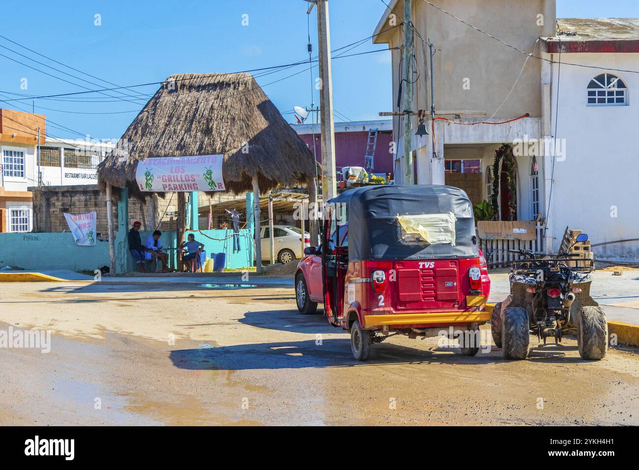 Chiquila Mexiko 21. Dezember 2021 Rotes Auto-Rikscha-Tuk-Tuk im wunderschönen Hafen von Chiquila im Dorf Puerto de Chiquila in Quintana Roo Mexiko Stockfoto