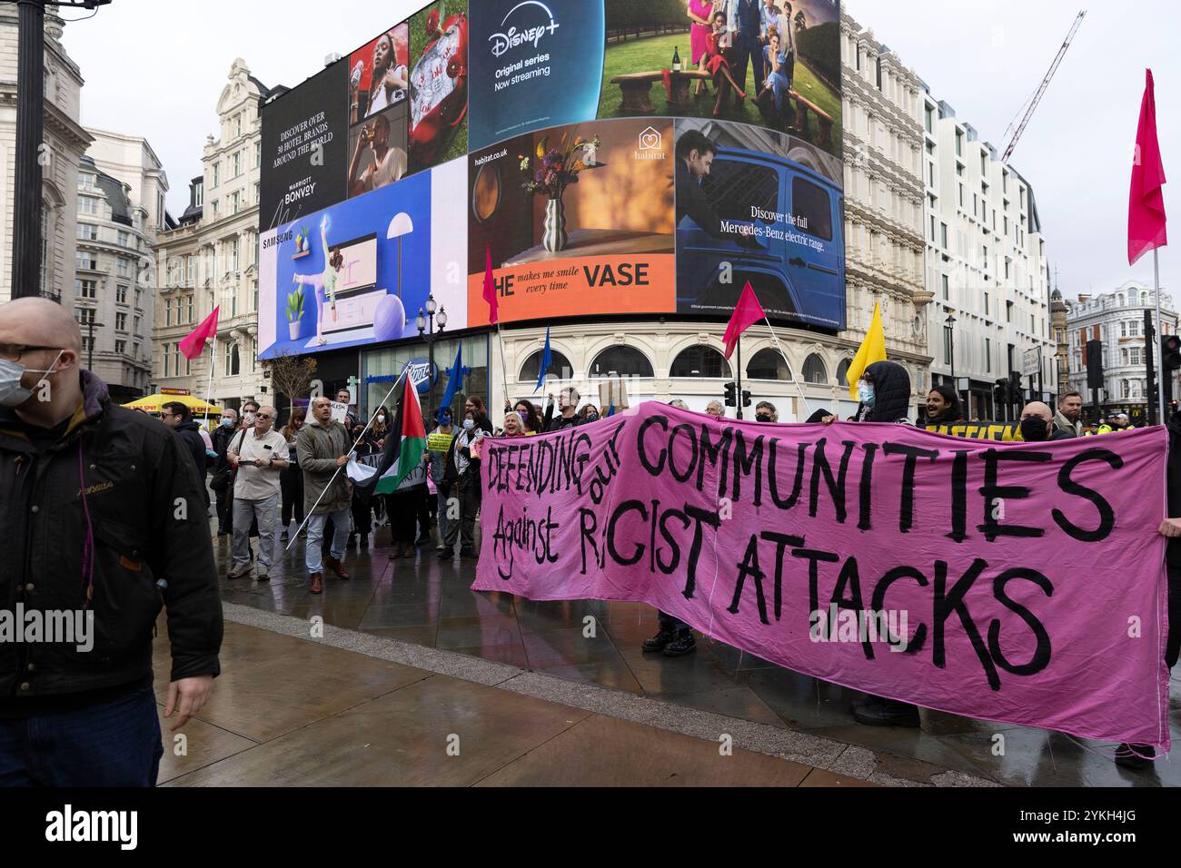 Anti-Rassismus-Gegenprotestierende treffen sich zu ihrer Stop Tommy Robinson Demonstration im Zentrum von London. Stockfoto