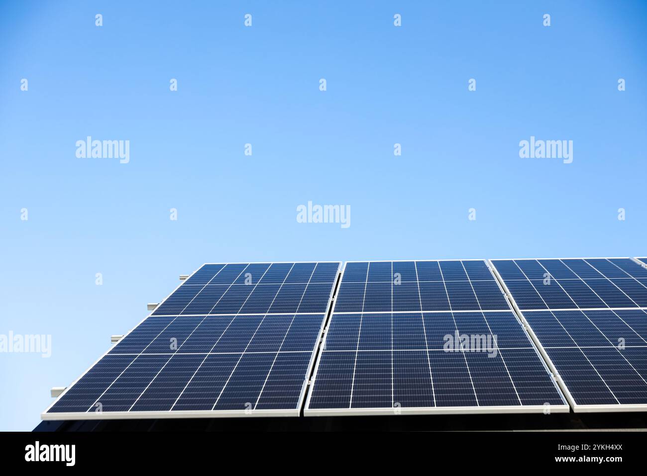 Luftaufnahme von Solarzellen auf klarem blauem Himmelhintergrund. Sauberes Konzept für alternative Energie, nachhaltige Ressourcen. Modernes Haus, Solarscheibe Stockfoto