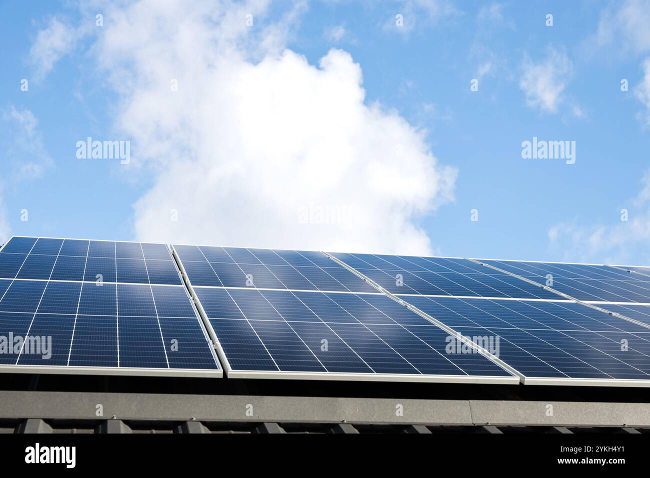 Luftaufnahme eines Solarpanel-Standalone-Photovoltaik-Anlagensystems auf wolkenblauem Himmelhintergrund. Saubere alternative Energie im Naturkonzept, Sust Stockfoto