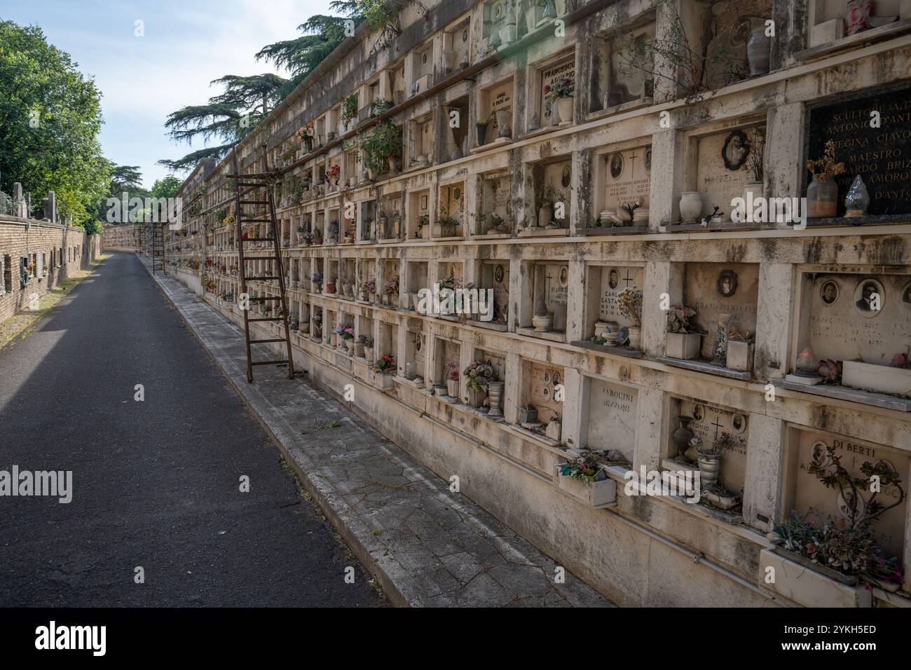 Rom, Italien - 29. Mai 2024: Historischer Verano Monumental Cemetery: Reihen der Kolumbaria in Rom. Stockfoto