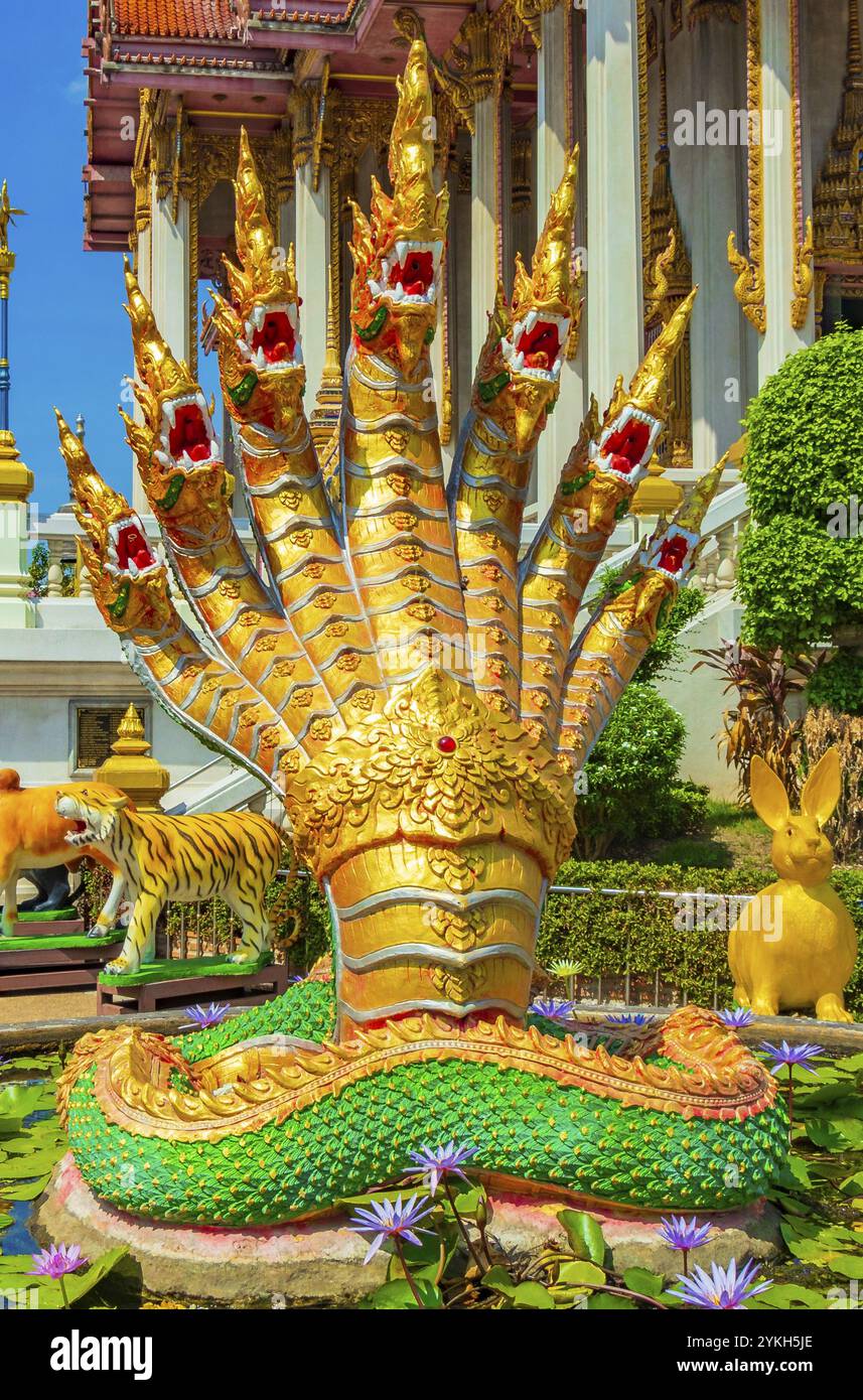 Goldene und grüne Drachen Drachenfische Statuen in erstaunlichen bunten Wat Don Mueang Phra Arramluang buddhistischen Tempel in Bangkok Thailand Stockfoto