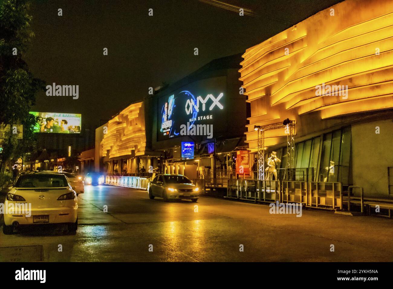 Nachtleben und bunte Lichter im Onyx-Gebäude in Bangkok Thailand Stockfoto
