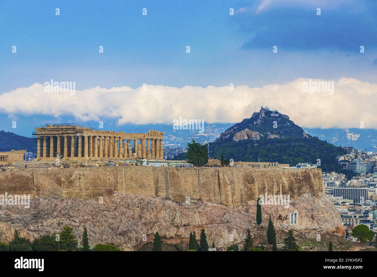 Akropolis von Athen auf einem Hügel mit erstaunlichen und wunderschönen Ruinen Parthenon und blauem bewölktem Himmel in Griechenlands Hauptstadt Athen in Griechenland Stockfoto