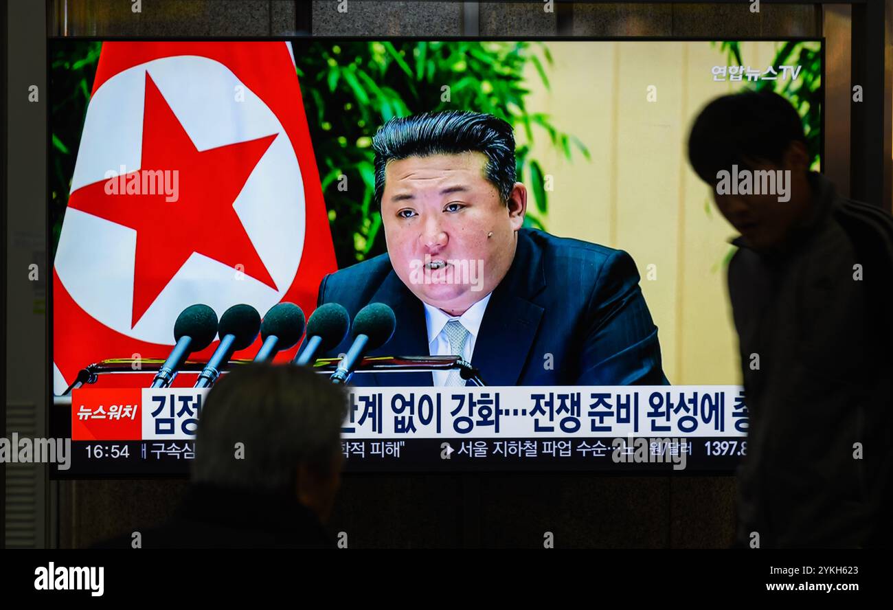 Eine 24-stündige Sendung von Yonhapnews am Bahnhof Yongsan in Seoul zeigt Nordkoreas Führer Kim Jong UN, der an der 4. Konferenz der Bataillonkommandeure und Politischen Ausbilder der Koreanischen Volksarmee (KPA) in Pjöngjang teilnimmt. Der nordkoreanische Führer Kim Jong UN hat dazu aufgerufen, die Atomkräfte des Landes "ohne Einschränkung" zu stärken und die Kriegsvorbereitungen abzuschließen, indem er Südkorea, die Vereinigten Staaten und Japan vorgeworfen hat, den regionalen Frieden durch militärische Zusammenarbeit zu bedrohen. Der nordkoreanische Führer Kim machte die Bemerkung während der 4. Konferenz der Bataillonkommandeure und Political Stockfoto