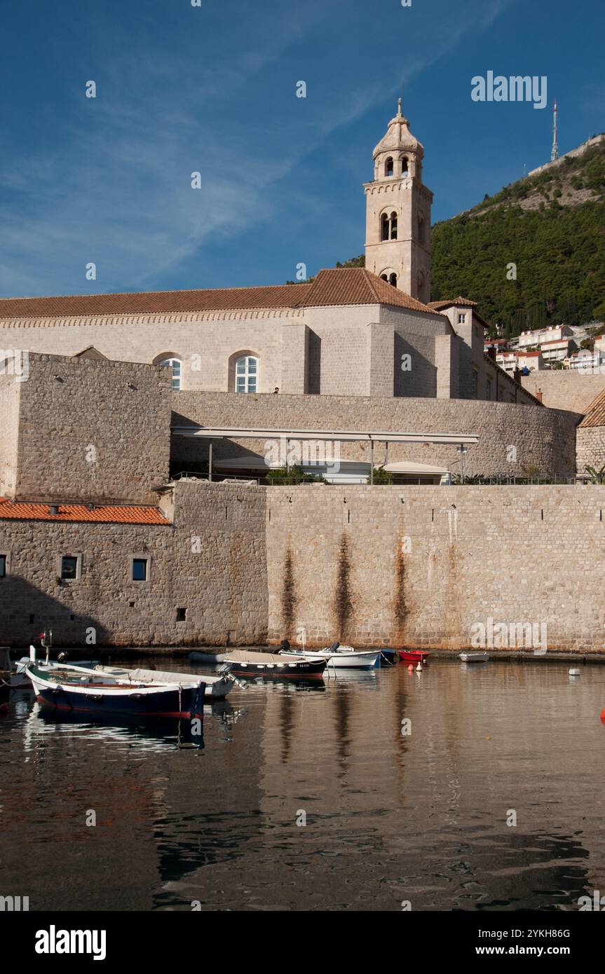 St. lukas Turm und Stadtmauern mit Blick auf den Jachthafen, Altstadt, Dubrovnik, Dalmatien, Kroatien, Europa Stockfoto