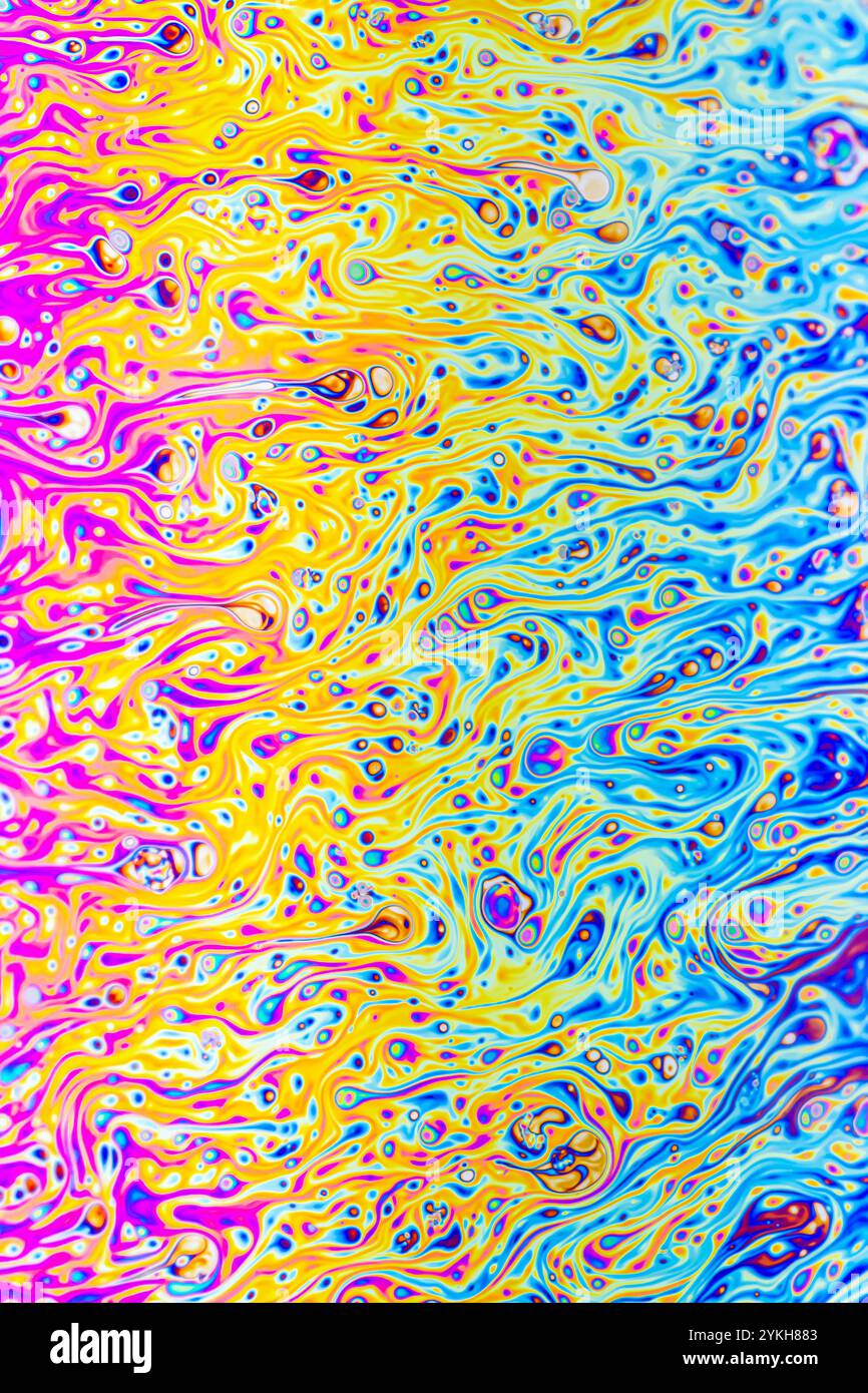 Reale Fotografie einer Seifenblasenbewegung als wissenschaftliches Experiment, das Lichtbeugung mit bunten Formen und Formen zeigt Stockfoto