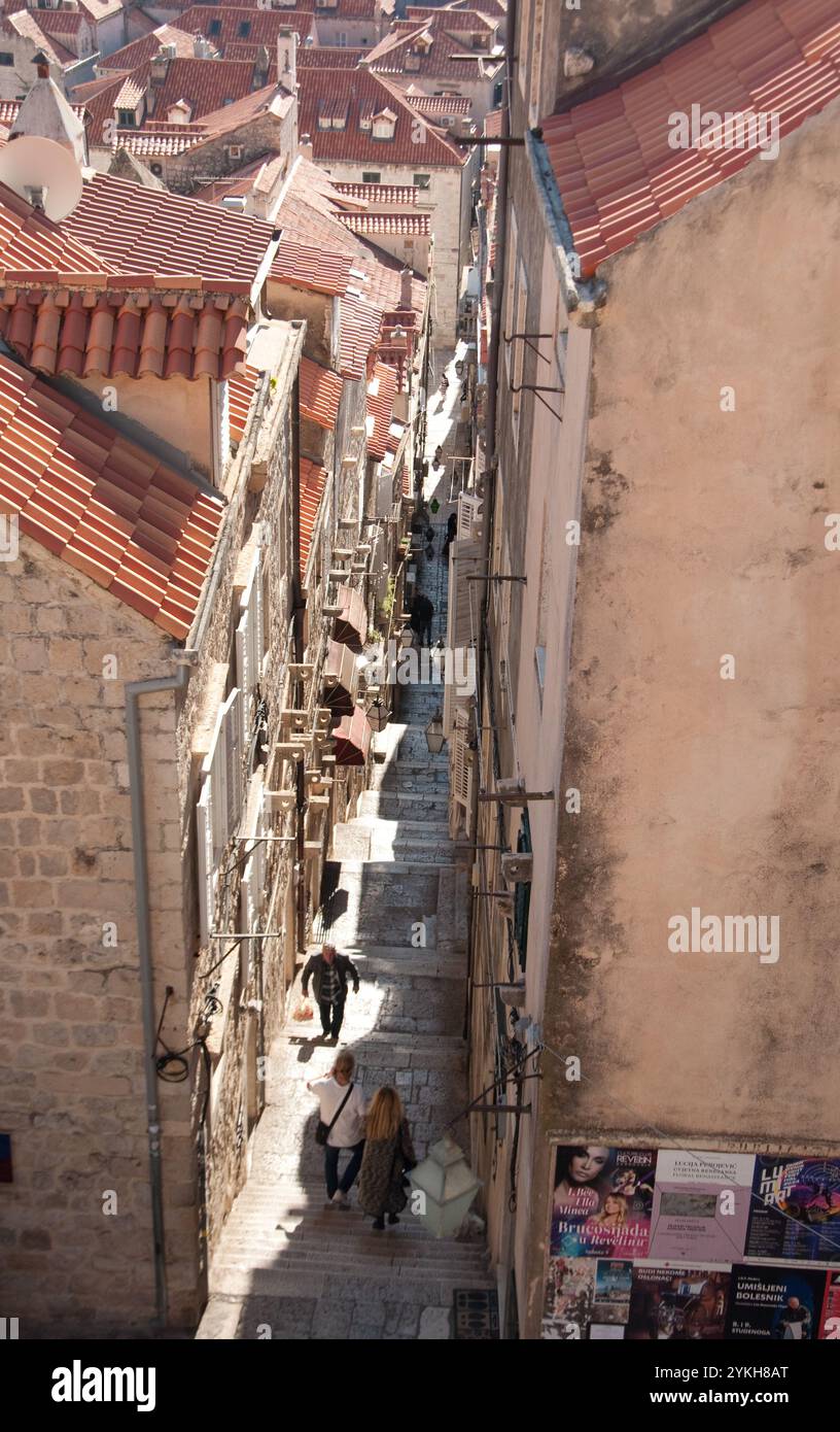 Blick von den Stadtmauern auf eine enge Gasse mit steilen Stufen und Café/Restaurant, Altstadt, Dubrovnik, Dalmatien, Kroatien, Europa Stockfoto