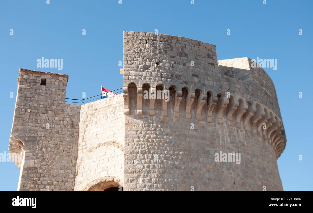 Minceta-Turm, Alte Stadtmauern, Dubrovnik, Dalmatien, Kroatien, Europa mit kroatischer Flagge und umliegenden Hügeln Stockfoto