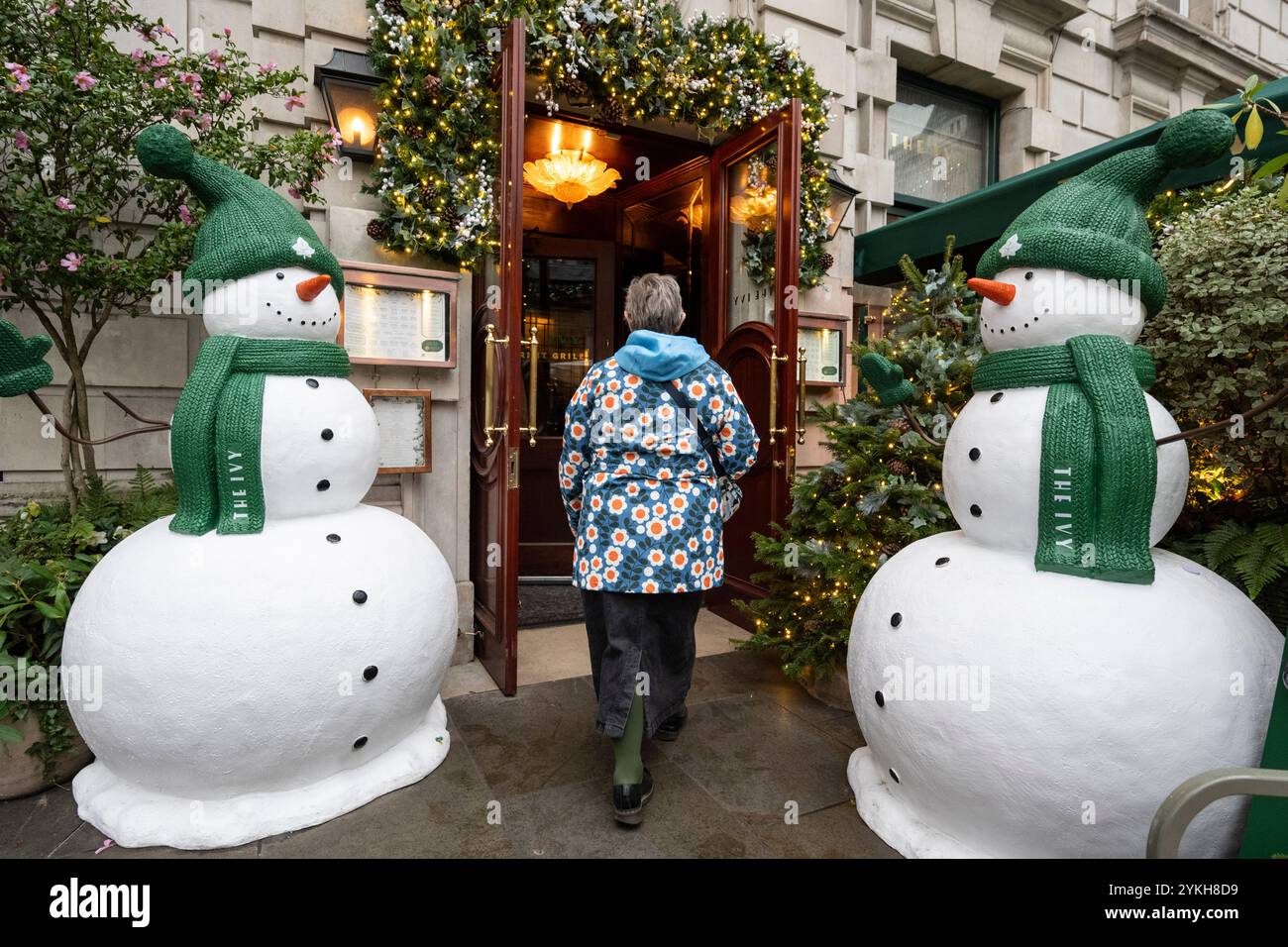 London, Großbritannien. 18. November 2024. Weihnachtsdekoration vor dem Ivy Restaurant in Covent Garden mit Schneemannsdekoration, die den lokalen Einzelhändlern eine gewinnbringende Weihnachtszeit bietet. Quelle: Stephen Chung / Alamy Live News Stockfoto