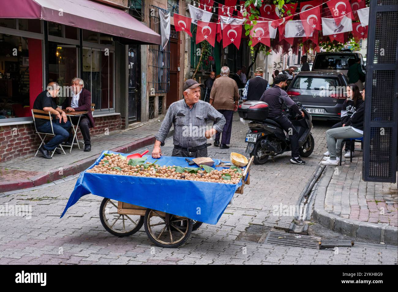 Ein Walnussverkäufer mit seinem barrow an einer Straßenecke in Balat, Istanbul, Türkei Stockfoto