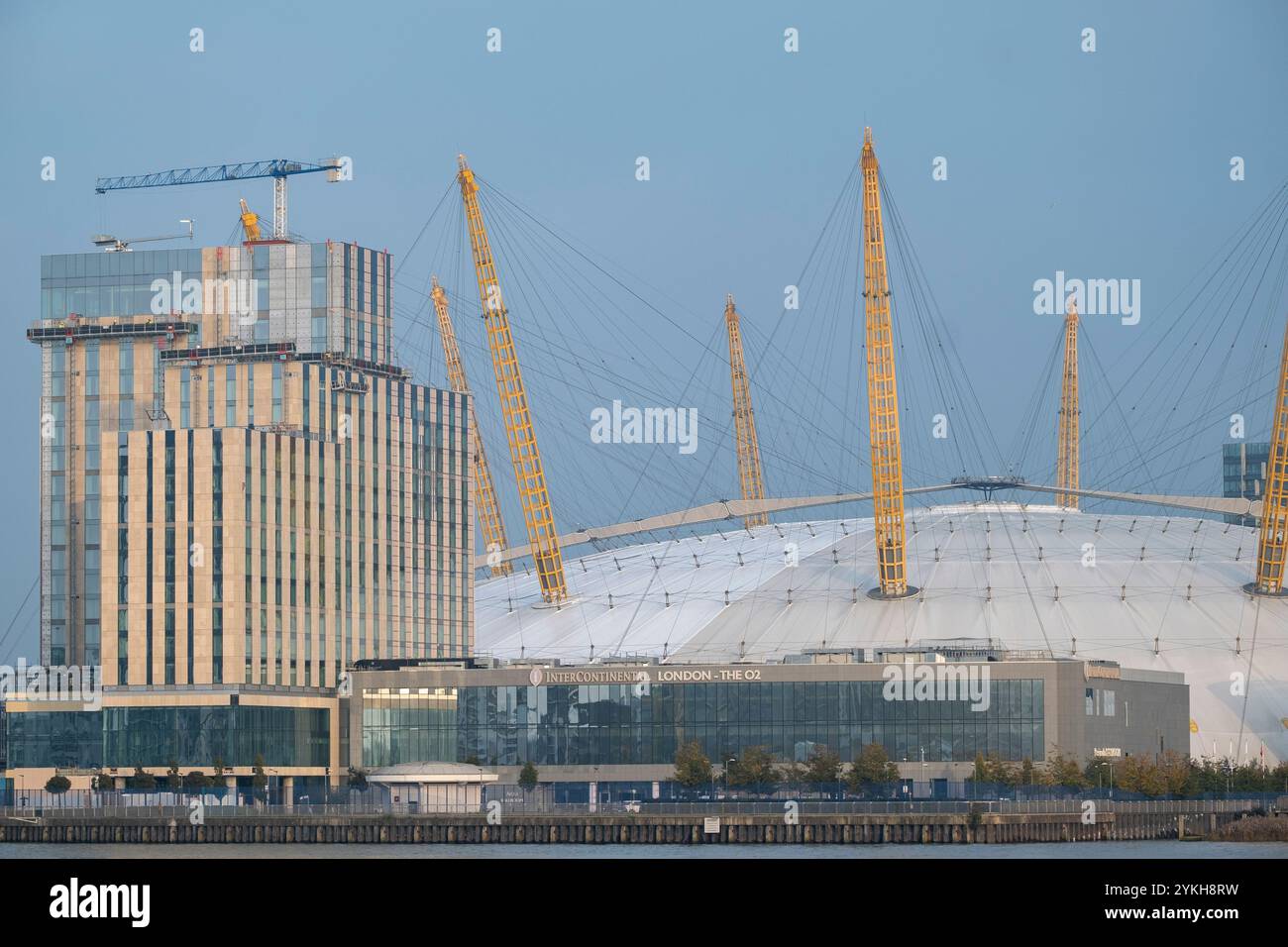 Blick auf die O2 Arena, ehemals Millennium Dome auf der Greenwich Peninsula, wo sich heute am 5. November 2024 eine Reihe von Hochhäusern in London, Großbritannien, befindet. London Docklands ist das Flussgebiet und ehemalige Hafengebiet im Osten und Südosten Londons in den Stadtteilen Southwark, Tower Hamlets, Lewisham, Newham und Greenwich. Die Docks waren früher Teil des Hafens von London. In den 1980er Jahren, nachdem die Docks geschlossen wurden, wurde das Gebiet verfallen und die Armut war weit verbreitet. Die Regeneration der Docklands begann im Laufe des Jahrzehnts und wurde vorwiegend für kommerzielle Zwecke umgebaut Stockfoto