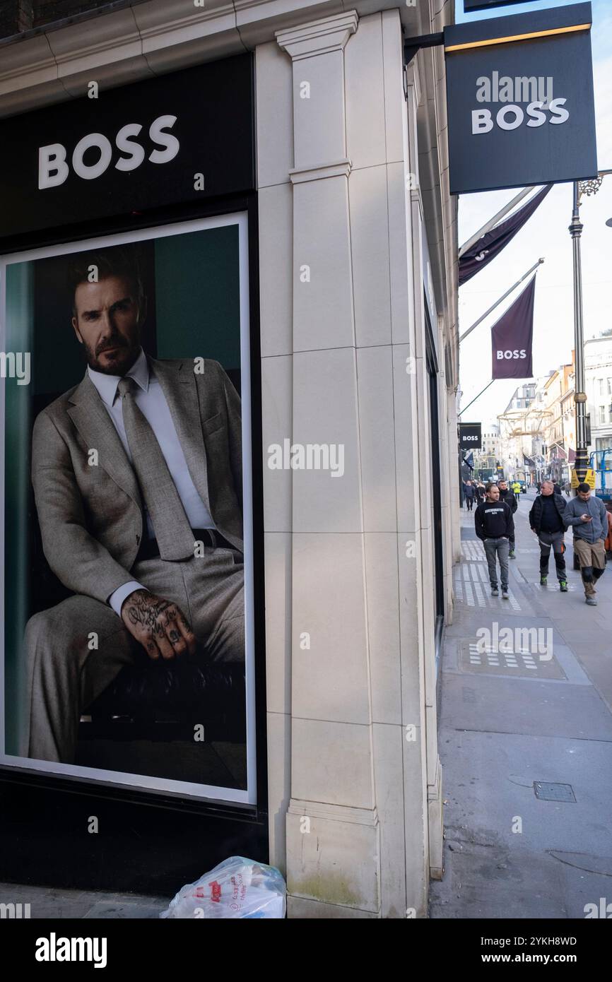 Hugo Boss Werbung mit David Beckham in der Bond Street am 4. November 2024 in London, Großbritannien. Bond Street ist eine der wichtigsten Straßen im West End Einkaufsviertel und ist sehr hochwertig. Es ist seit dem 18. Jahrhundert eine modische Einkaufsstraße. Das reiche und wohlhabende Geschäft hier ist hauptsächlich für High-End Mode und Schmuck. Stockfoto