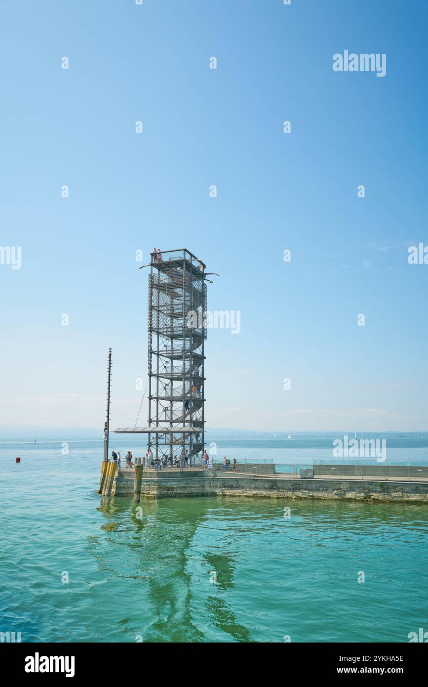 Der Moleturm mit einigen Touristen am Hafenpier bei Friedrichshafen am Bodensee, Bodensee in Deutschland Stockfoto