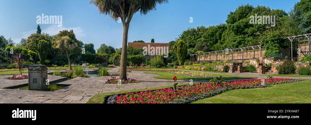 SOUTHEND-ON-SEA, ESSEX, Großbritannien - 6. JULI 2013: Panoramablick auf die Ziergärten im Priory Park im Sommer Stockfoto