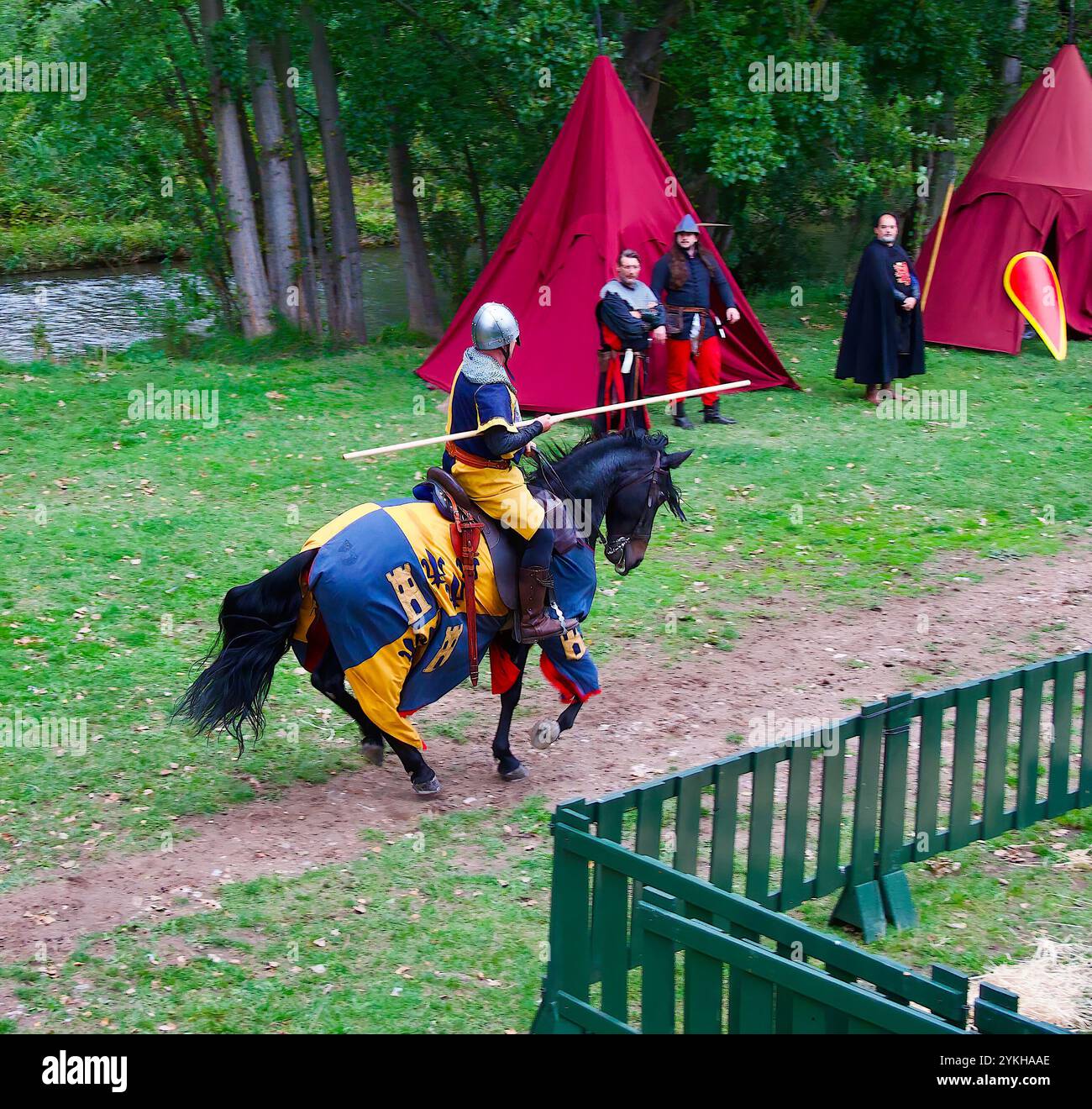 Mann in mittelalterlicher Tracht reitet auf einem kapariszierten Pferd während einer historischen Nachstellung eines mittelalterlichen Turniers während der El Cid Fiestas Burgos Spanien Stockfoto