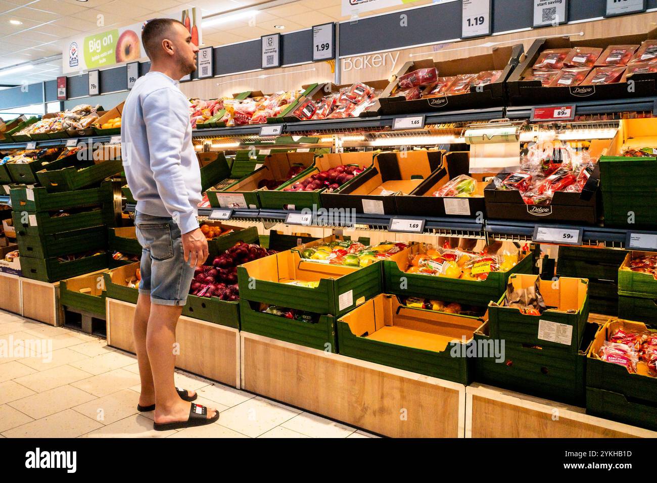 Käufer Kunde, der in einem Lidl-Geschäft in England (Großbritannien) einkauft. Stockfoto