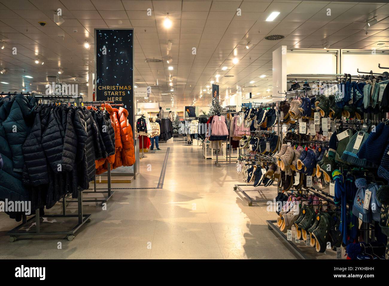 Kleidung wird ausgestellt; Verkauf in einem Marks and Spencer im Stadtzentrum von Truro in Cornwall, Großbritannien. Stockfoto