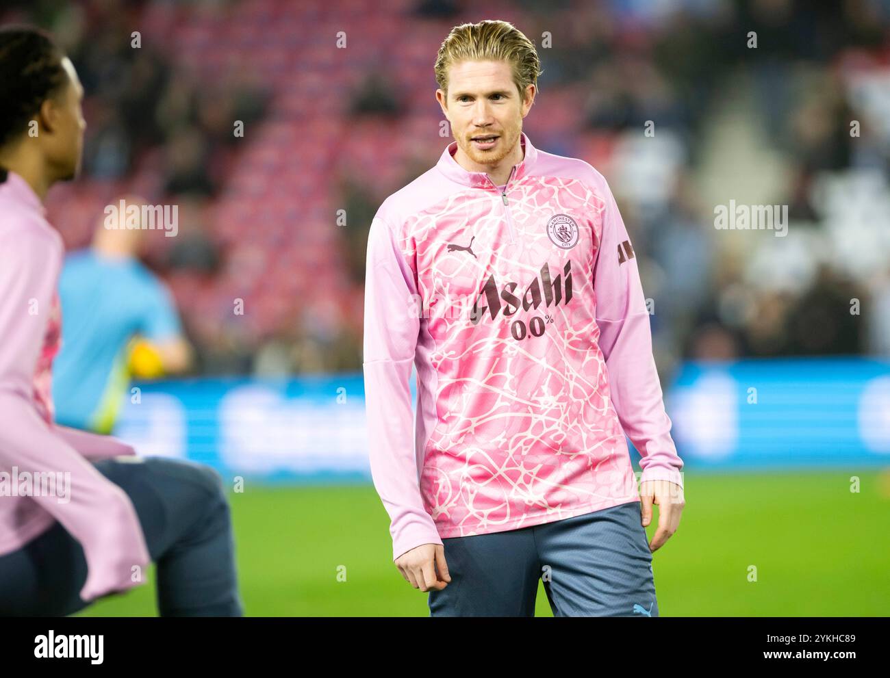 Brighton und Hove Albion gegen Manchester City - Spiel der Premier League im American Express Community Stadium in Brighton. Samstag, 9. November 2024 - Kevin de Bruyne von Manchester City wärmt sich vor dem Auftakt auf. Nur redaktionelle Verwendung. Kein Merchandising. Für Football Images gelten Einschränkungen für FA und Premier League, inc. Keine Internet-/Mobilnutzung ohne FAPL-Lizenz. Weitere Informationen erhalten Sie bei Football Dataco Stockfoto