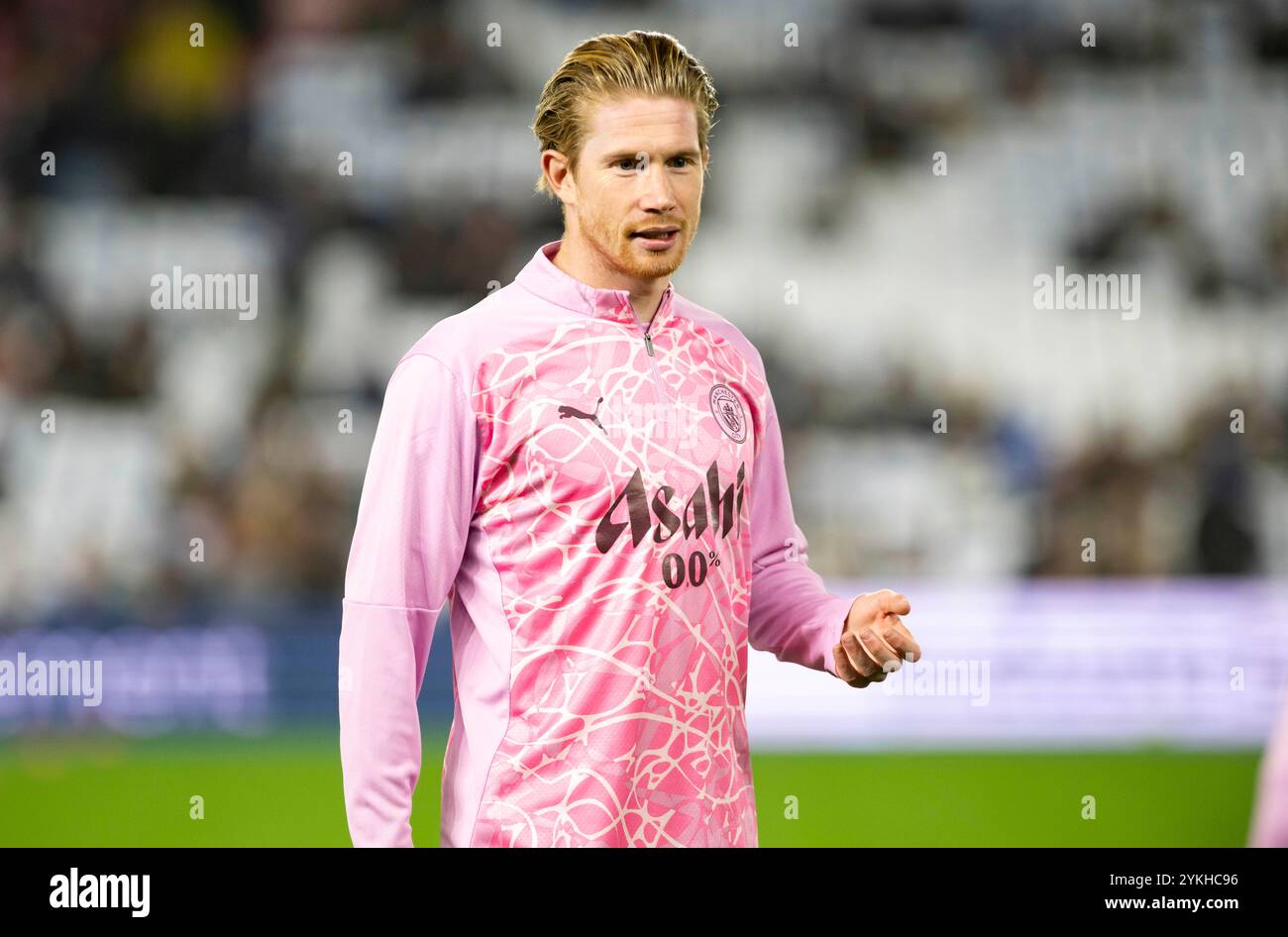 Brighton und Hove Albion gegen Manchester City - Spiel der Premier League im American Express Community Stadium in Brighton. Samstag, 9. November 2024 - Kevin de Bruyne von Manchester City wärmt sich vor dem Auftakt auf. Nur redaktionelle Verwendung. Kein Merchandising. Für Football Images gelten Einschränkungen für FA und Premier League, inc. Keine Internet-/Mobilnutzung ohne FAPL-Lizenz. Weitere Informationen erhalten Sie bei Football Dataco Stockfoto