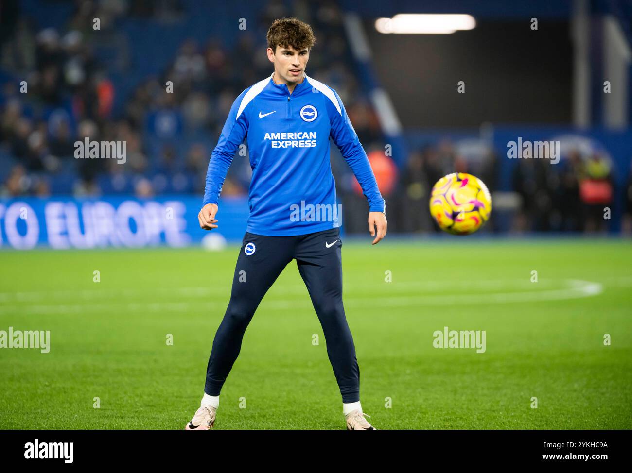 Brighton und Hove Albion gegen Manchester City - Spiel der Premier League im American Express Community Stadium in Brighton. Samstag, 9. November 2024 - Brightons Matt O’Riley wärmt sich vor dem Auftakt auf. Nur redaktionelle Verwendung. Kein Merchandising. Für Football Images gelten Einschränkungen für FA und Premier League, inc. Keine Internet-/Mobilnutzung ohne FAPL-Lizenz. Weitere Informationen erhalten Sie bei Football Dataco Stockfoto