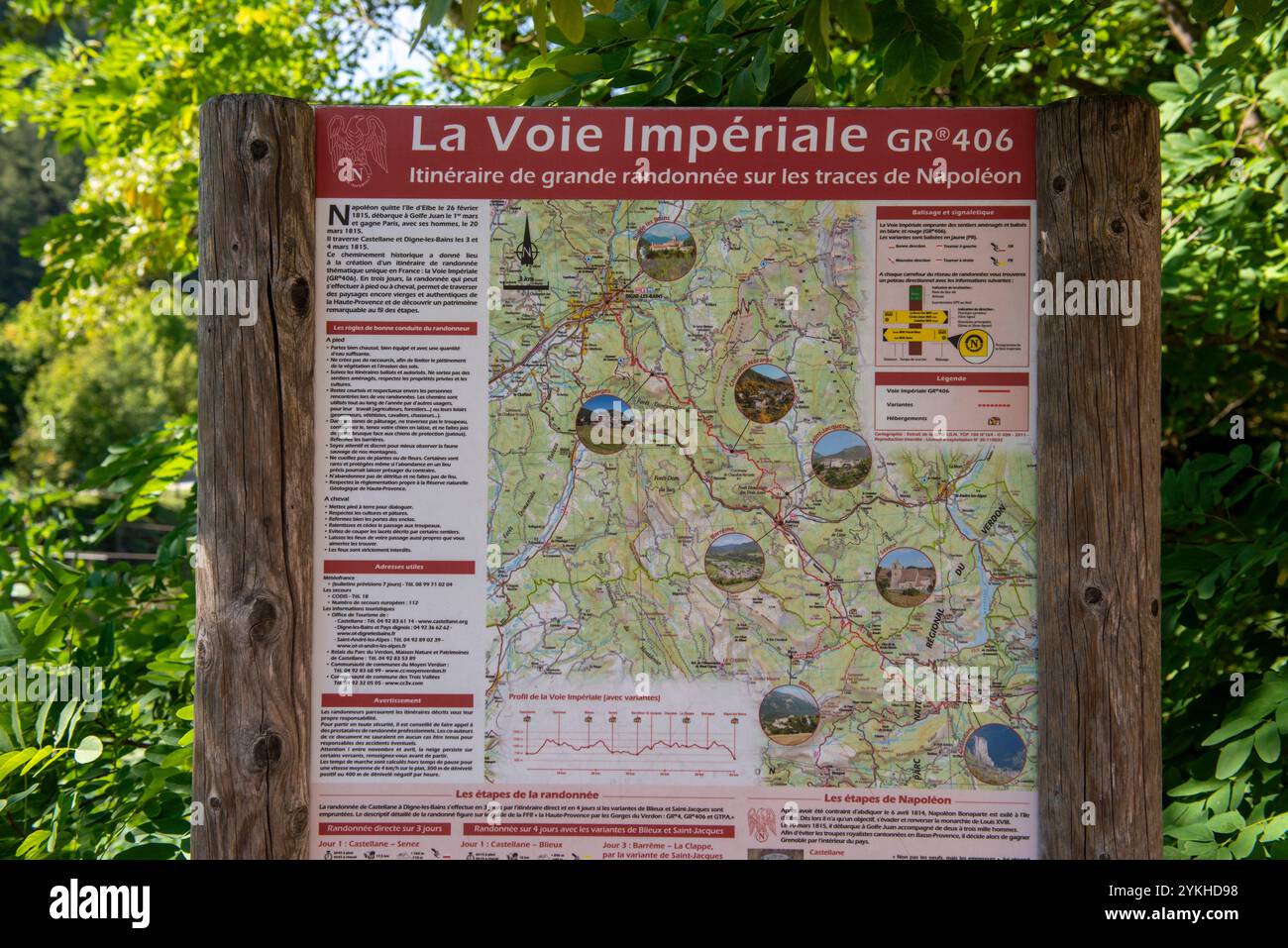 Castellane, Frankreich, liegt in den Alpen-de-Haute-Provence an der Kreuzung der Route Napoleon, die die Reise Napoleons von 1815 darstellt Stockfoto