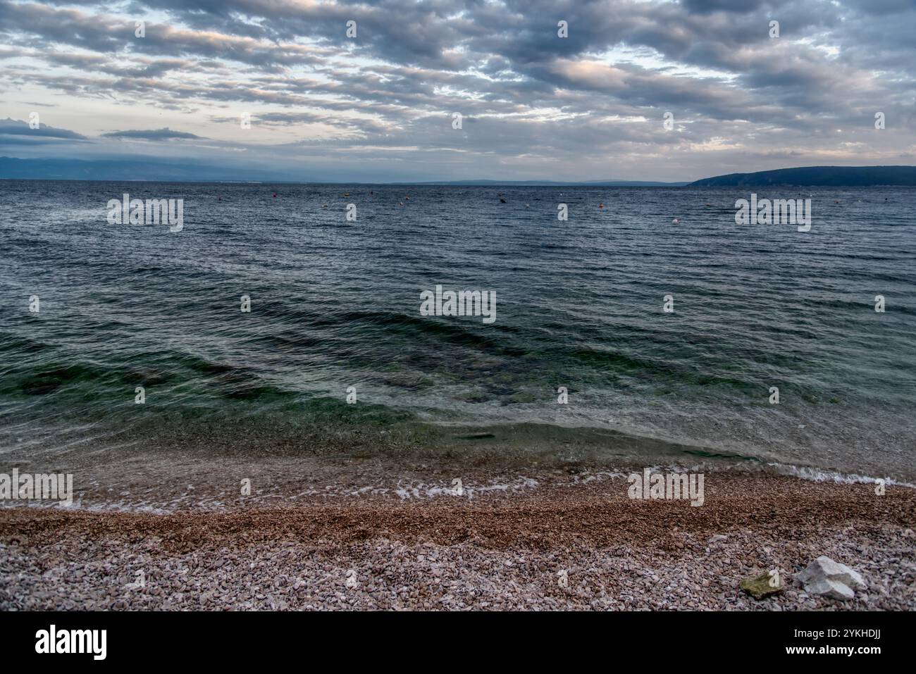 Moscenicka Draga, Kroatien. Es gibt eine kleine Stadt am Ufer des Mittelmeers auf der Rückseite. Stockfoto