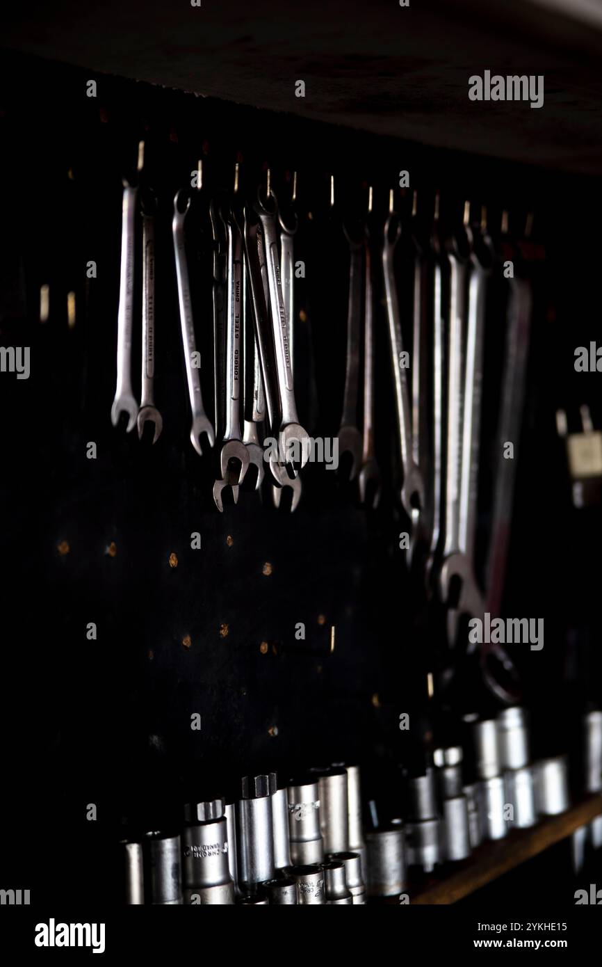 Nahaufnahmen einer Motorradwerkstatt im SWAT Valley, Pakistan, bei der Werkzeuge, Fahrräder und erfahrene Mechaniker bei der Arbeit erfasst werden۔ Stockfoto