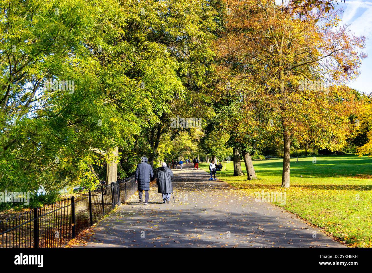 Leute, die im Herbst im Valentines Park laufen, Redbridge, Ilford, England Stockfoto