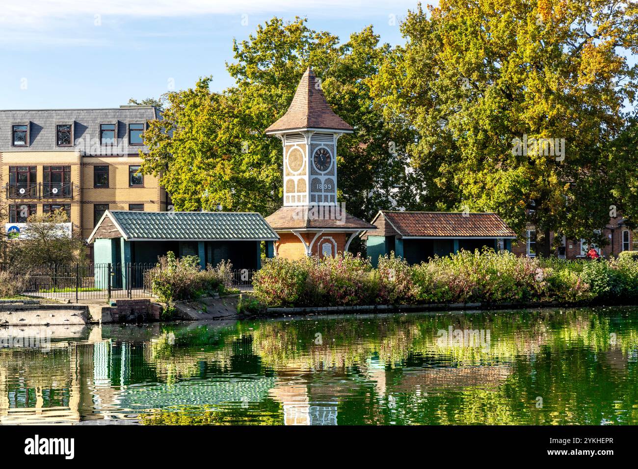 Der Valentines Park Clock Tower wurde 1899 in Valentines Park, Redbridge, London, England erbaut Stockfoto