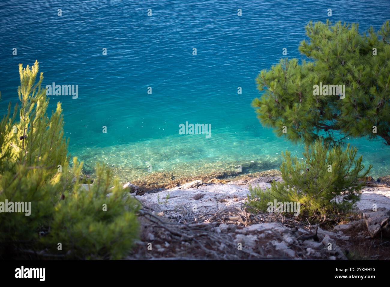 Küste mit Klippen und azurblauem Meer, dalmatinische Region, Makarska Riviera, Kroatien. Stockfoto