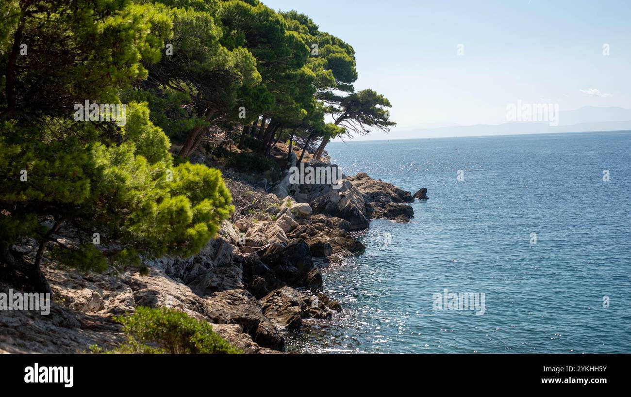 Küste mit Klippen und azurblauem Meer, dalmatinische Region, Makarska Riviera, Kroatien. Stockfoto