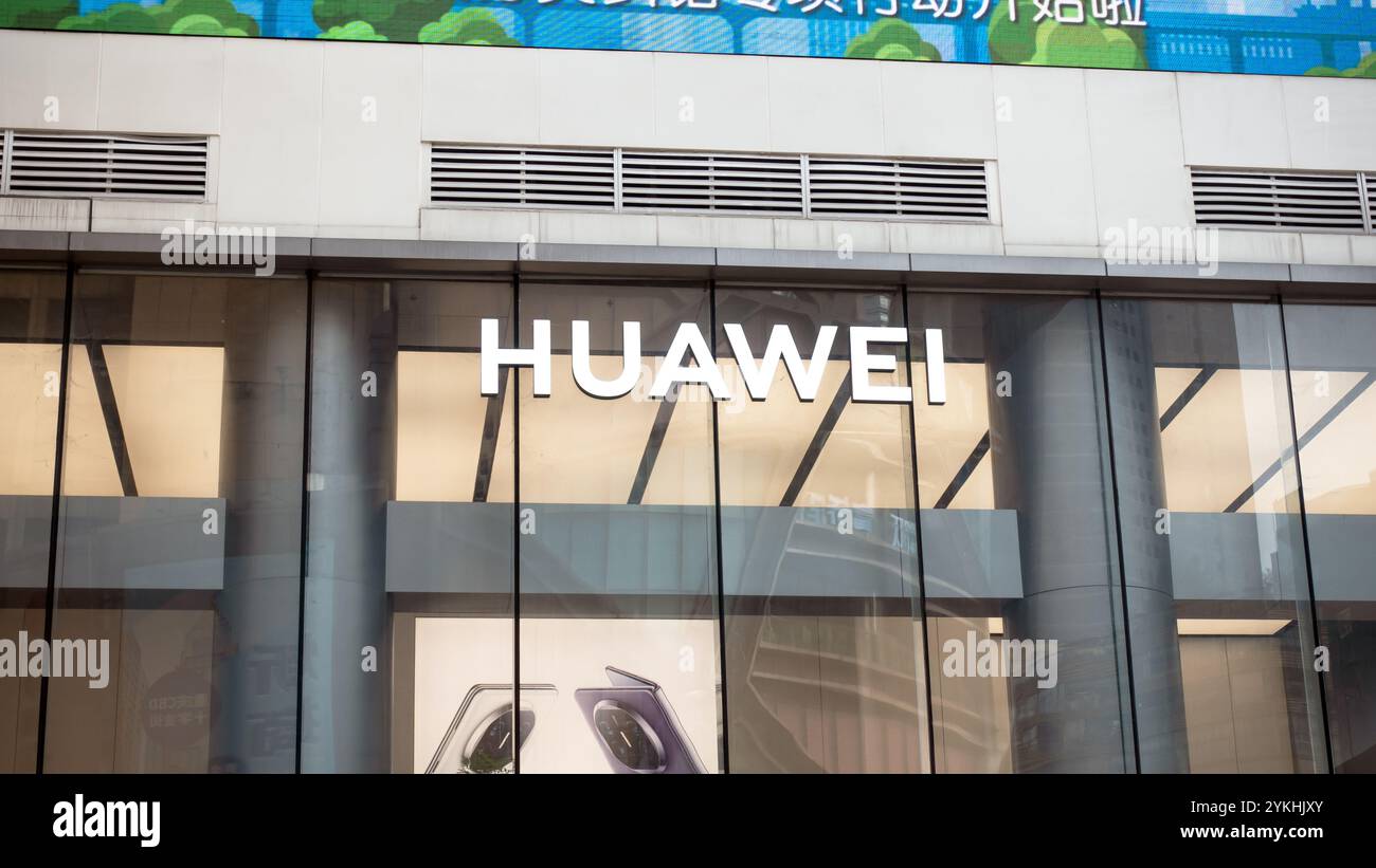 Chongqing, China, 6. Dezember 2023, Huawei-Ladenschild. Huawei ist ein chinesisches multinationales Technologieunternehmen, das Telekommunikationsgeräte herstellt. Stockfoto