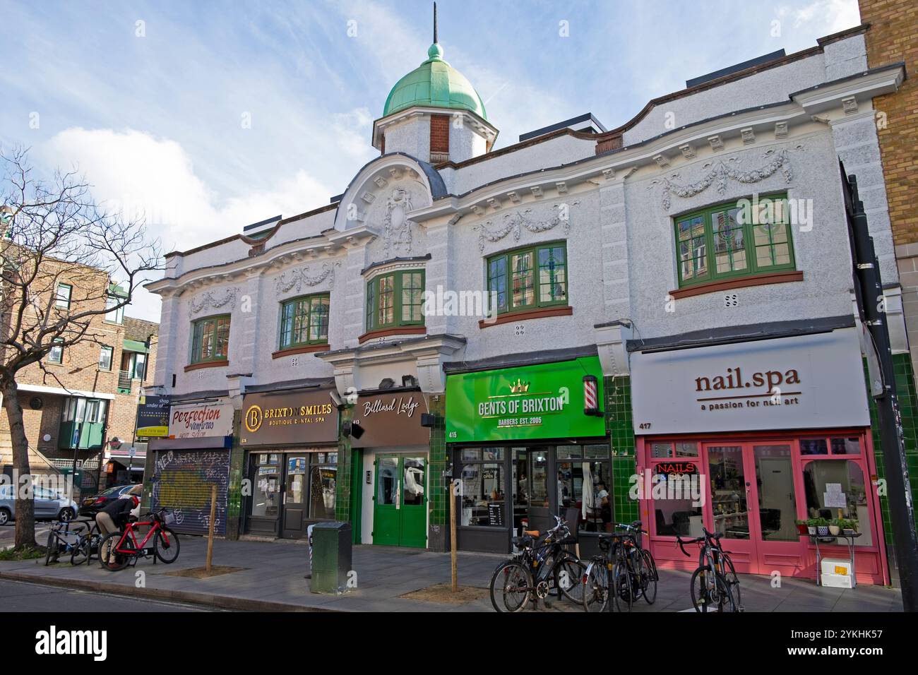 Außenansicht des 400 Coldharbour Lane historischen Gebäudes und der Geschäfte in einer Straße in Brixton Lambeth SW 9. Oktober 2024 London England Großbritannien KATHY DEWITT Stockfoto