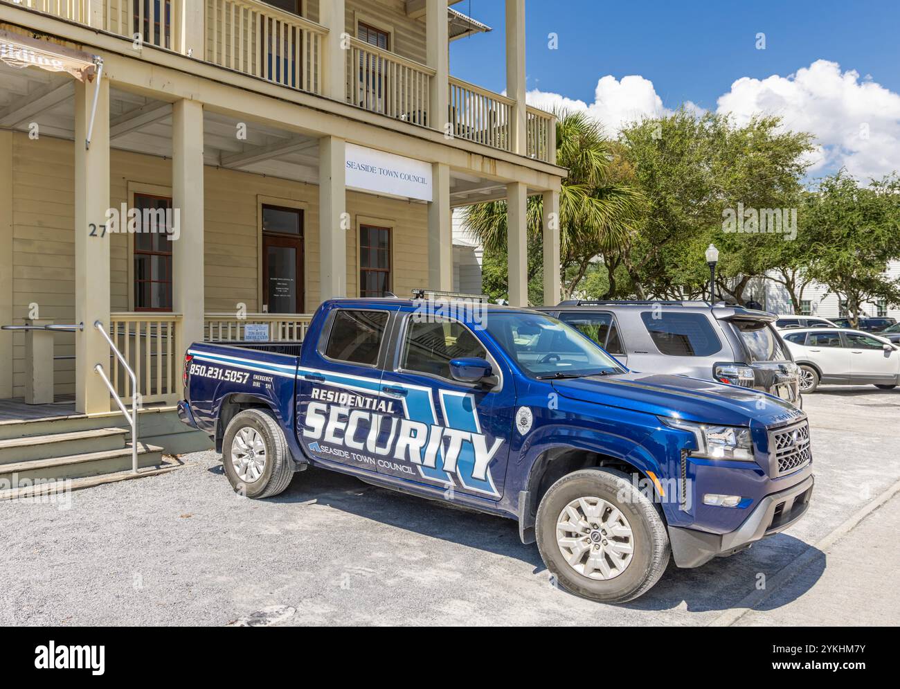 Wohnsicherheitsfahrzeug parkt vor dem Büro des stadtrates am Meer. Stockfoto