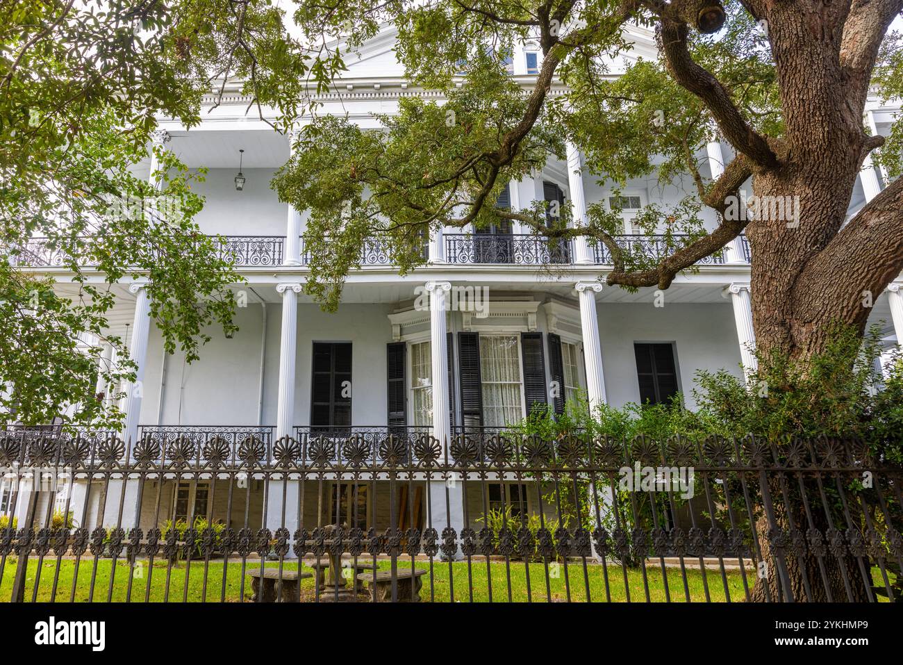 Wohnhausfassade im Garden District von New Orleans, Louisiana. Stockfoto