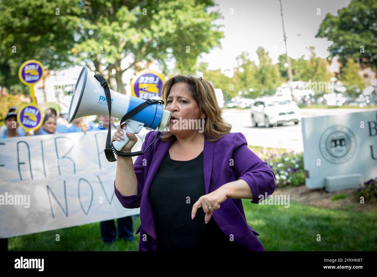 August 2024. Waltham, MA. Mitarbeiter der Brandeis University versammelten sich vor dem Haupteingang der Universität mit dem Staatsreporter Tom Stanley, 32BJ SEIU Stockfoto