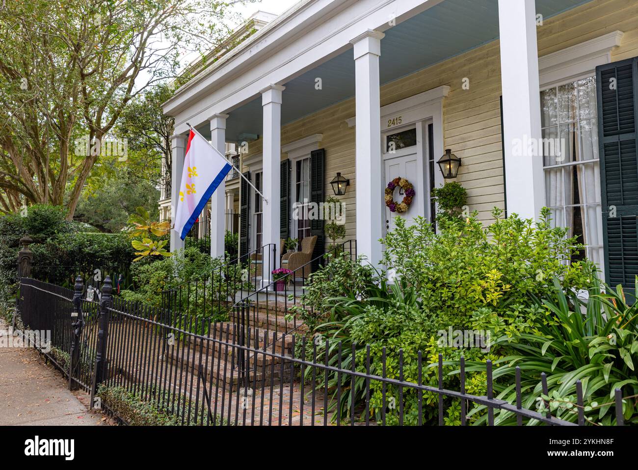 Wohnhausfassade im Garden District von New Orleans, Louisiana. Stockfoto