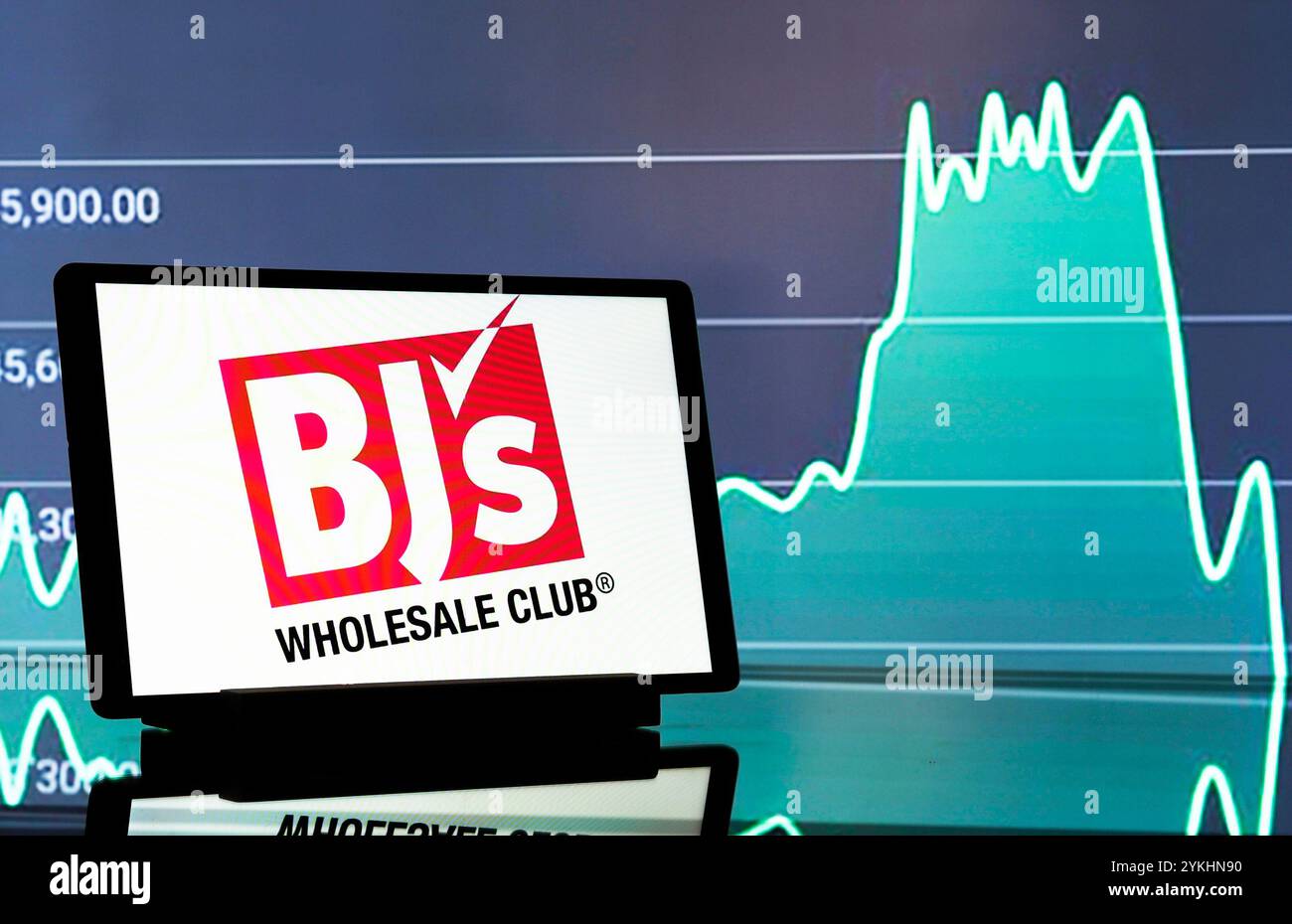 Bayern, Deutschland - 18. November 2024: In dieser Fotoabbildung wird das Wholesale Club-Logo von BJ auf einem Tablet angezeigt. Stockfoto