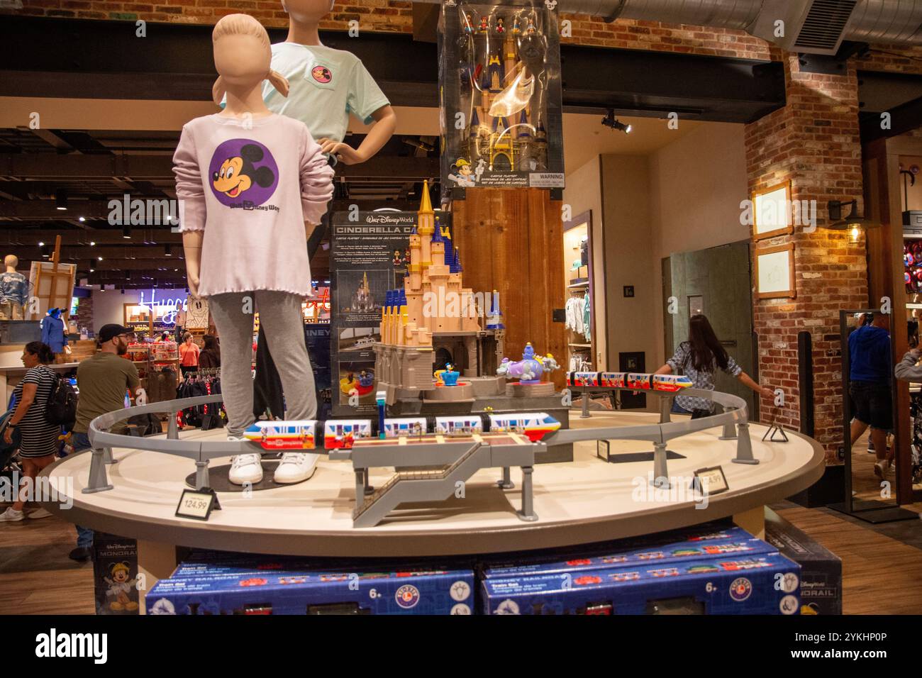 Bunte Spielzeug und Kleidung im Disney Store in Desney World, Orlando, USA Stockfoto