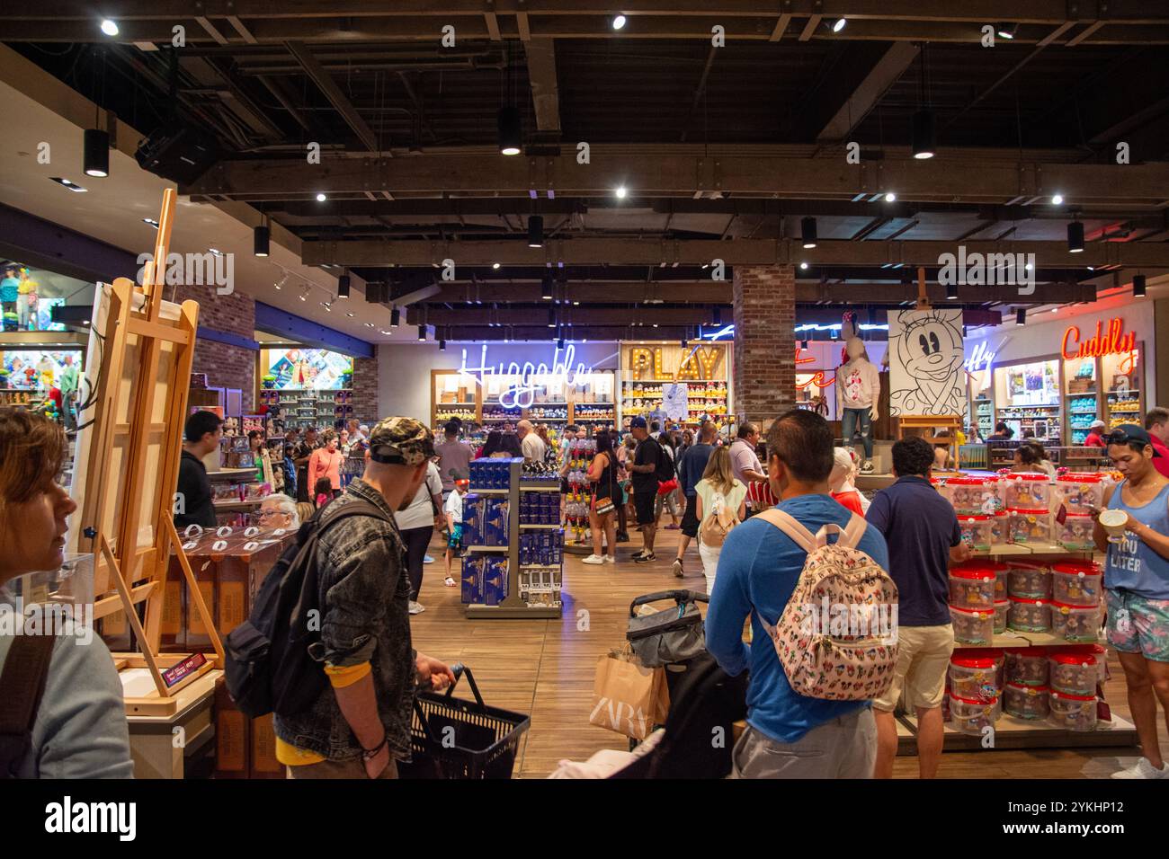 Bunte Spielzeug und Kleidung im Disney Store in Desney World, Orlando, USA Stockfoto
