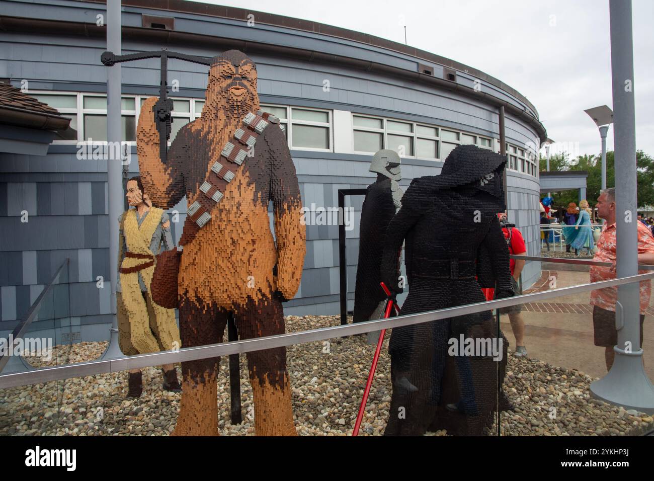 Die Sammlung von LEGO Star Wars Figuren vor dem LEGO Store in Disney Springs, Orlando, FL. Stockfoto